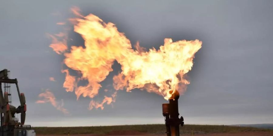 Eine Fackel verbrennt Erdgas an einer Ölquelle. Getrieben wird die Teuerung durch die Energie. Foto: Matthew Brown/AP/dpa