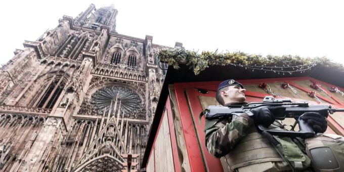 Ein Soldat steht vor dem Strassburger Münster. (Archivbild) Münster