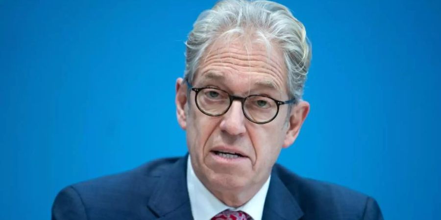 Andreas Gassen, Vorstandsvorsitzender der Kassenärztlichen Bundesvereinigung (KBV), hat davor gewarnt, wegen Corona in Panik zu verfallen. Foto: Bernd von Jutrczenka/dpa