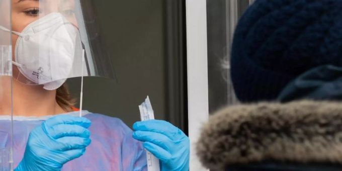 Eine medizinische Mitarbeiterin in Hannover-Laatzen testet eine Patientin auf das Corona-Virus. Corona-Daten aus mehreren Bundesländern deuten auf einen wesentlich höheren Anteil an Neuinfektionen unter Ungeimpften hin als unter Menschen mit vollständigem Impfschutz. Foto: Julian Stratenschulte/dpa Eine medizinische Mitarbeiterin in Hannover-Laatzen testet eine Patientin auf das Corona-Virus. Corona-Daten aus mehreren Bundesländern deuten auf einen wesentlich höheren Anteil an Neuinfektionen unter Ungeimpften hin als unter Menschen mit vollständigem Impfschutz. Foto: Julian Stratenschulte/dpa