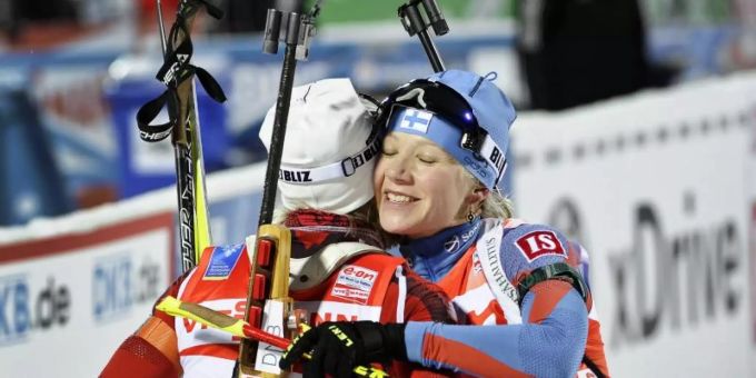 Finnlands Kaisa Makarainen (r) gratuliert Norwegens Tora Berger (l) nach einem Rennen. Foto: Anders Wiklund/SCANPIX SWEDEN/dpa Finnlands Kaisa Makarainen (r) gratuliert Norwegens Tora Berger (l) nach einem Rennen. Foto: Anders Wiklund/SCANPIX SWEDEN/dpa