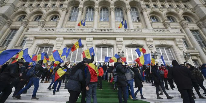 In Bukarest haben Rechtsextreme wegen geplanten Corona-Massnahmen den Hof des Parlaments überrannt. Bukarest