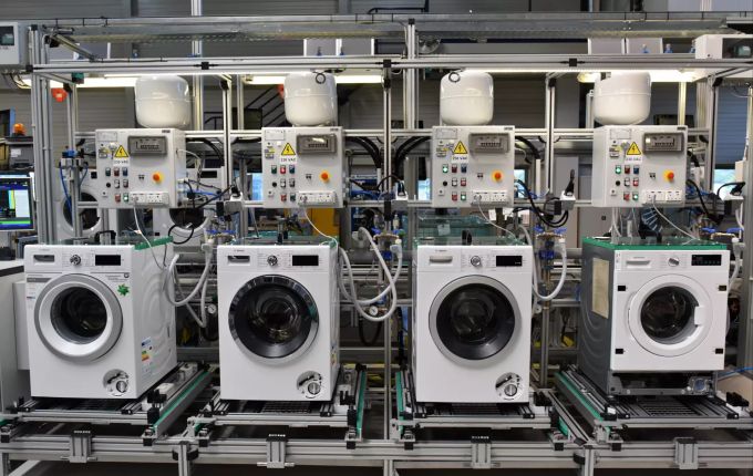 ARCHIV - 04.09.2017, Brandenburg, Nauen: Waschmaschinen werden produziert. Die deutsche Digital- und Elektroindustrie leidet nicht nur unter der internationalen Materialknappheit, sondern heizt diese auch notgedrungen an. Elektroindustrie