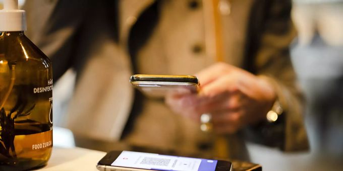 Eine Zertifikatskontrolle in einem Restaurant: Während Geimpfte das Zertifikat mehrheitlich als entlastend empfinden, sieht es die Mehrheit der Ungeimpften als Belastung. (Archivbild) Eine Zertifikatskontrolle in einem Restaurant: Während Geimpfte das Zertifikat mehrheitlich als entlastend empfinden, sieht es die Mehrheit der Ungeimpften als Belastung. (Archivbild)
