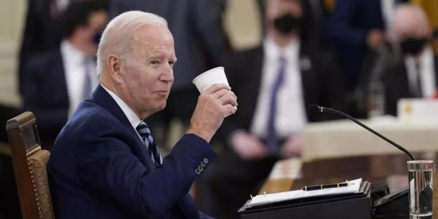 Joe Biden, Präsident der USA, hört den Fragen eines Reporters zu. Foto: Susan Walsh/AP/dpa