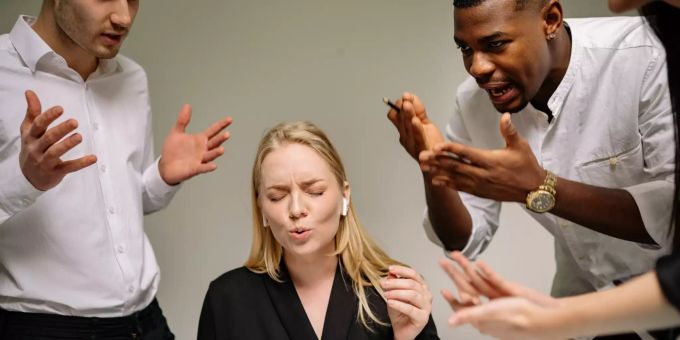 Mit dem Coronavirus stiegen die Vorfälle von Mobbing – am Arbeitsplatz und besonders in Netz, aber auch im Freundeskreis. (Symbolbild). mobbing Coronavirus