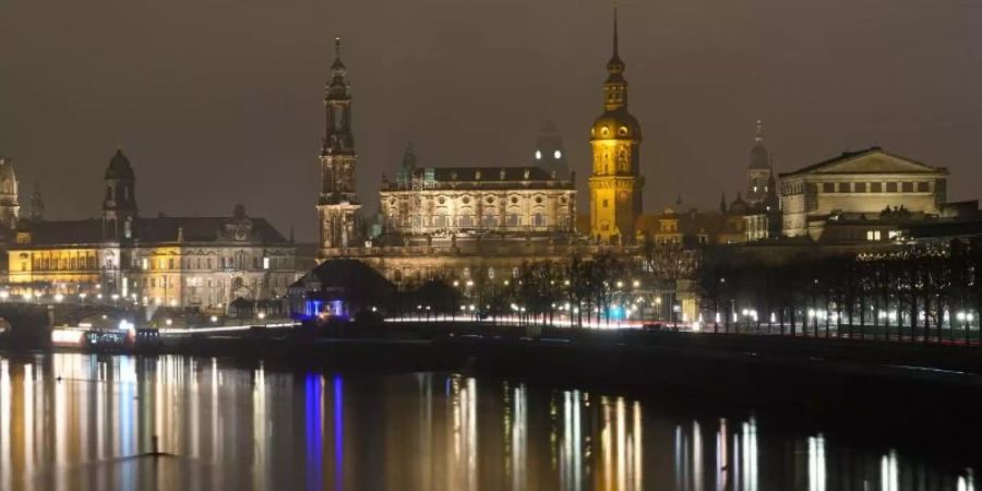 Blick auf das nächtliche Dresden mit der Semperoper (r). Foto: Robert Michael/dpa-Zentralbild/dpa