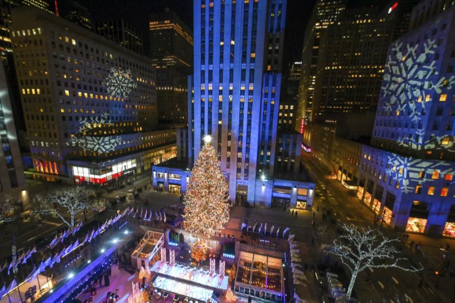 Das weihnachtliche Wahrzeichen New Yorks: Der Weihnachtsbaum beim Rockefeller-Center.