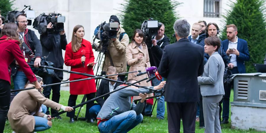 Werner Kogler, Vizekanzler von Österreich, und Sigrid Maurer, Klubobfrau des Grünen Parlamentsklubs, sprechen im Rahmen eines Treffens mit der SPÖ-Vorsitzenden. Foto: Georg Hochmuth/APA/dpa