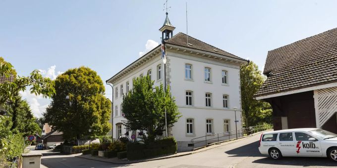 Gemeindehaus in Ettingen. Ettingen liegt im Leimen- beziehungsweise Birsigtal auf 331 m ü. M. am Fusse des Blauen. Gemeindehaus in Ettingen. Ettingen liegt im Leimen- beziehungsweise Birsigtal auf 331 m ü. M. am Fusse des Blauen.
