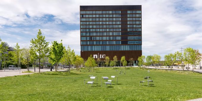 Die Fachhochschule Nordwestschweiz in Muttenz mit einem Park zum Verweilen im Vordergrund. Fachhochschule Nordwestschweiz