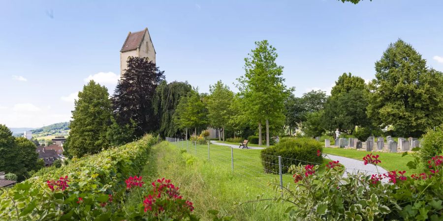 Der Friedhof und die Kirche St. Peter in Gelterkinden.
