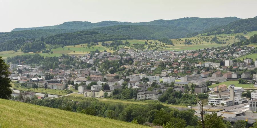 Blick auf Frenkendorf mit der Schnellstrasse nach Liestal (BL).