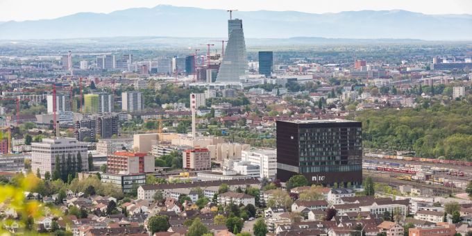 Die Fachhochschule Nordwestschweiz in Muttenz aus der Vogelperspektive mit der Stadt Basel im Hintergrund. Die Fachhochschule Nordwestschweiz in Muttenz aus der Vogelperspektive mit der Stadt Basel im Hintergrund.