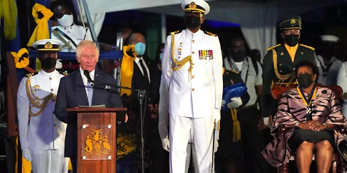 dpatopbilder - Prinz Charles von Grossbritannien hält als zukünftiges Oberhaupt des Commonwealth und im Namen der britischen Queen eine Rede nach der Amtseinführung der ersten Präsidentin des Inselstaates, Sandra Mason (r). Barbados hat sich von der britischen Krone losgesagt und zur Republik erklärt. Foto: Jonathan Brady/PA Wire/dpa prinz charles