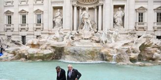 Aktivisten schütten schwarze Farbe in berühmten Trevi-Brunnen in Rom