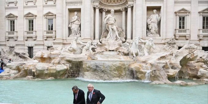 Boris Johnson (R) und Mario Draghi während des G20-Treffens beim Treevi-Brunnen in Rom. G20 Summit in Rome