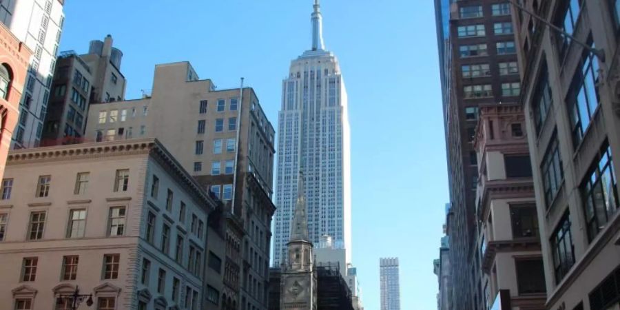 Blick auf das Empire State Buildung (M) in New York. Foto: Christina Horsten/dpa