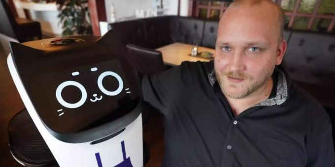Grömitz - Roboter «Bella» serviert die Speisen