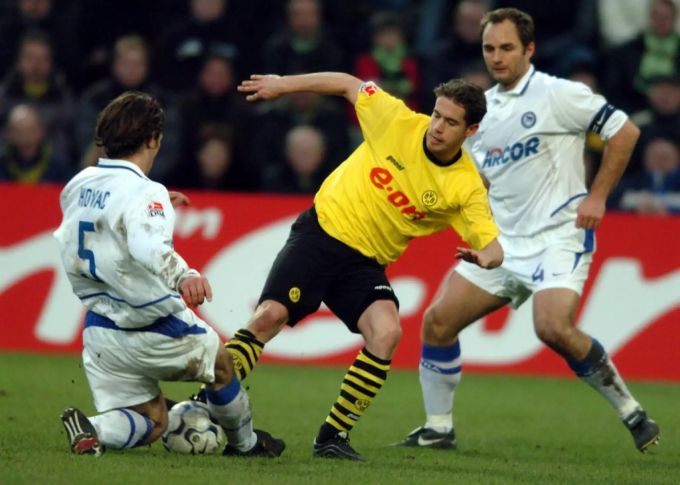 Lars Ricken stürmte selbst jahrelang für den BVB. Nun ist er Nachwuchschef und spricht Lob für Top-Talent Bradley Fink aus. (Archivbild) Lars Ricken