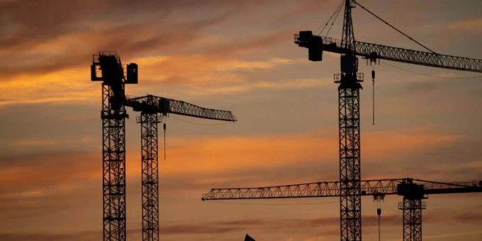 Die Kräne verschiedener Baustellen in der Hamburger Hafencity zeichnen sich im Sonnenuntergang vor der Elbphilharmonie ab. Foto: Christian Charisius/dpa Die Kräne verschiedener Baustellen in der Hamburger Hafencity zeichnen sich im Sonnenuntergang vor der Elbphilharmonie ab. Foto: Christian Charisius/dpa