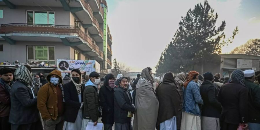 Schlange vor dem Pass-Ausgabe-Zentrum in Kabul