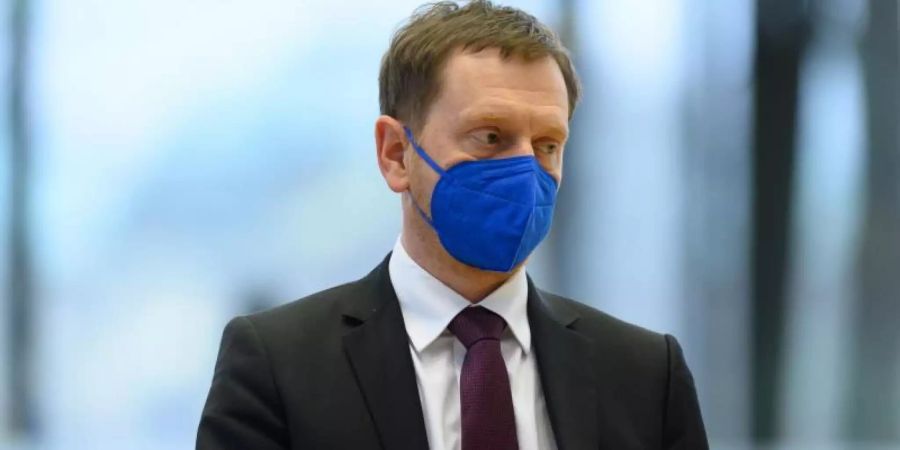 Sachsens Ministerpräsident Michael Kretschmer (CDU)gehen die jüngst gefassten Corona-Beschlüsse angesichts der Omikron-Variante nicht weit genug. Foto: Robert Michael/dpa-Zentralbild/dpa
