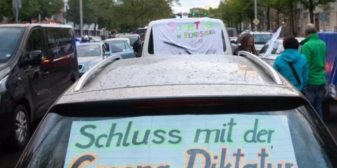 Der Begriff «Corona-Diktatur» wird auf Demonstrationen gegen die Corona-Massnahmen immer wieder verwendet. Foto: Paul Zinken/dpa-Zentralbild/dpa Der Begriff «Corona-Diktatur» wird auf Demonstrationen gegen die Corona-Massnahmen immer wieder verwendet. Foto: Paul Zinken/dpa-Zentralbild/dpa