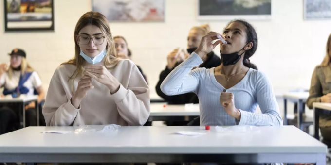 Corona-Spucktests an einer Schule. coronavirus spucktest