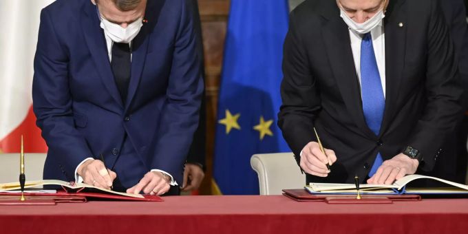 Emmanuel Macron (links) und Mario Draghi beim Unterzeichnen des Vertrags. Macron