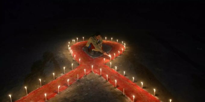 Rote Schleife als Symbol der Solidarität mit HIV-Infizierten Rote Schleife als Symbol der Solidarität mit HIV-Infizierten