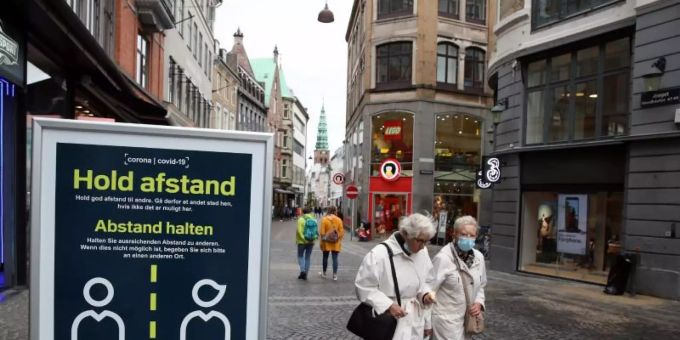 Nach zwei Monaten ohne jegliche Beschränkungen im Land gelten in Dänemark wieder die Maskenpflicht. Auf Konzerten oder im Restaurant muss zudem der Corona-Pass vorgezeigt werden. Foto: Nick Potts/PA Wire/dpa/Archiv Nach zwei Monaten ohne jegliche Beschränkungen im Land gelten in Dänemark wieder die Maskenpflicht. Auf Konzerten oder im Restaurant muss zudem der Corona-Pass vorgezeigt werden. Foto: Nick Potts/PA Wire/dpa/Archiv