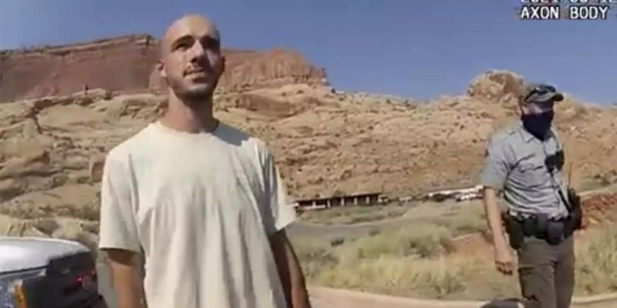 Dieses Archivfoto vom 12. August 2021 aus einem von der Polizei von Moab, Utah, zur Verfügung gestellten Video zeigt den Freund von Gabby Petito im Gespräch mit einem Polizeibeamten. Foto: Uncredited/Moab Police Department via AP/dpa