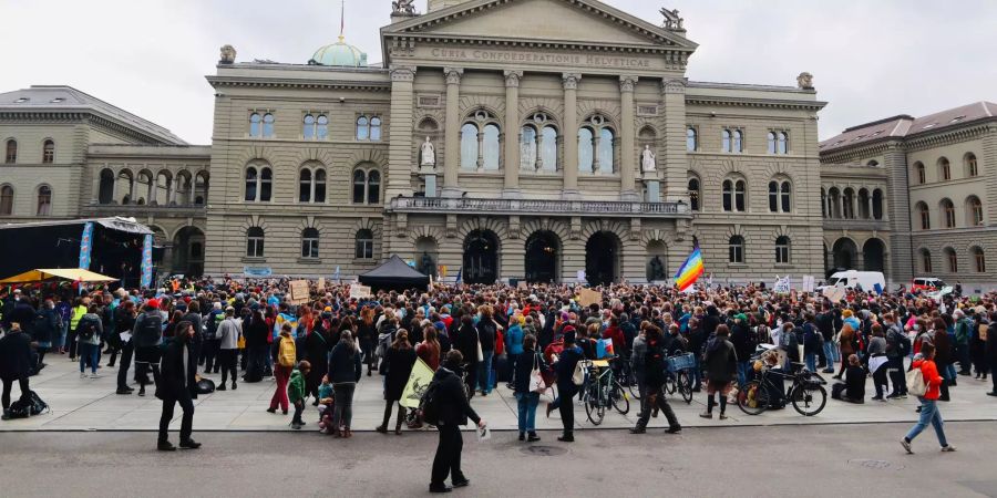 Tausende haben sich vor dem Bundeshaus versammelt.