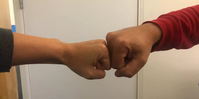 Wegen Hygiene - Unternehmen streichen Handshake und «Füschtli»