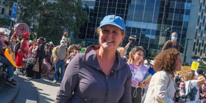 Schauspielerin und Komikerin Amy Schumer bei einer Demo für das Abtreibungsrecht. Foto: Milo Hess/ZUMA Press Wire/dpa Schauspielerin und Komikerin Amy Schumer bei einer Demo für das Abtreibungsrecht. Foto: Milo Hess/ZUMA Press Wire/dpa
