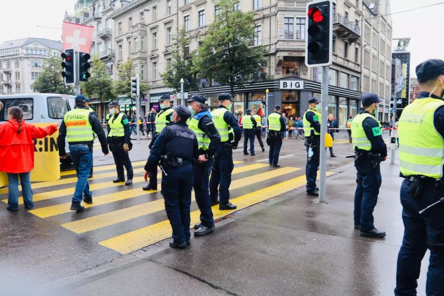 Die Polizisten sind in der Bahnhofsstrasse präsent.