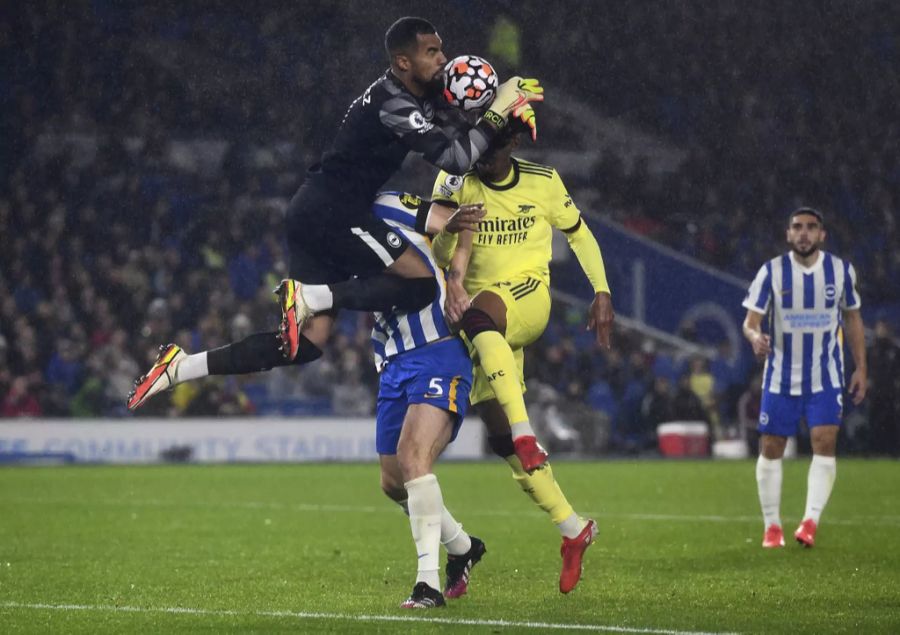 Beim Spiel zwischen Arsenal und Brighton & Hove Albion stösst der Verteidiger mit dem gegnerischen Goalie zusammen.