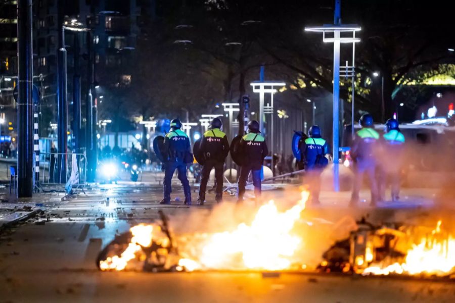 In Rotterdam legten Demonstranten in der Nacht auf Samstag Brände.