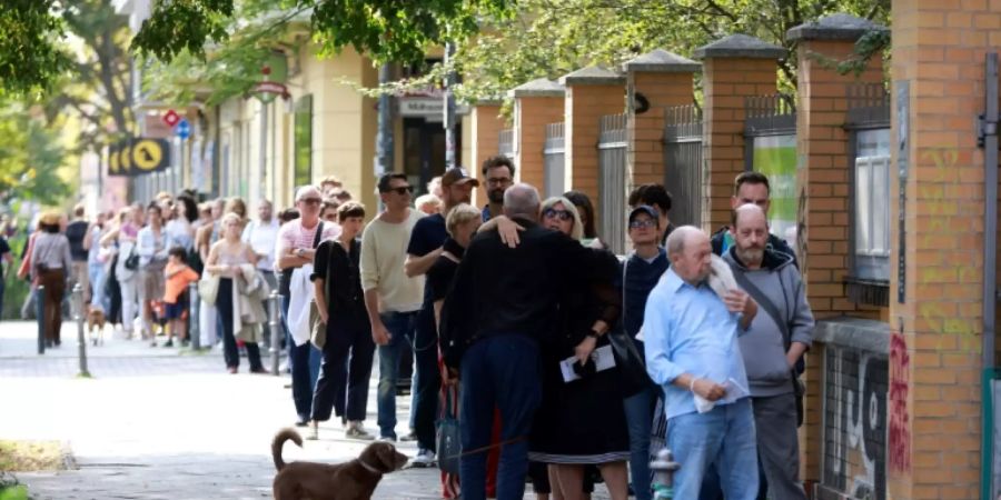 Schlange vor Wahllokal in Berlin