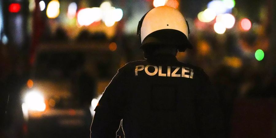 Ein Polizist patrouilliert in Wien während einer Demo gegen die angekündigte Verschärfung der Corona-Massnahmen.