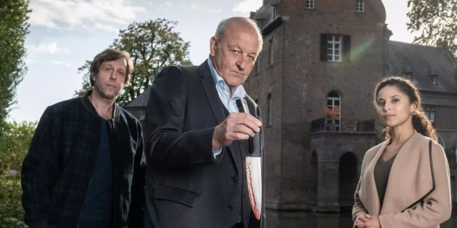 Dr. Tessa Tilker (Patricia Meeden, r) mit Wilsberg (Leonard Lansink) und Ekki (Oliver Korittke). Foto: Thomas Kost/ZDF/dpa