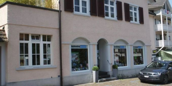 Blick von aussen auf die Buchhandlung Nische in Arlesheim BL. Coronavirus