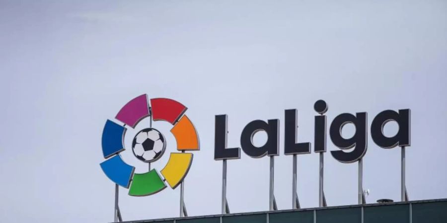 Das Logo von der spanischen Fussball-Liga, La Liga, ist über dem Hauptsitz zu sehen. Foto: Joaquin Corchero/Europa Press/dpa/Archivbild