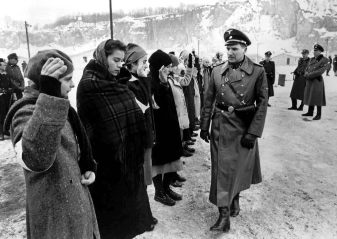 Eine Bild aus dem Film Schindlers Liste von Steven Spielberg. steven spielberg