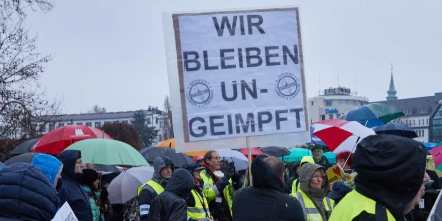 Menschen demonstrieren bei einer Protestkundgebung in Deutschland gegen die Massnahmen zur Eindämmung des Coronavirus (Archiv).