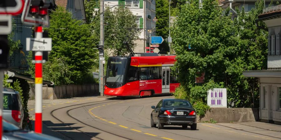 Durchfahrt Appenzellerbahn in der Gemeinde Teufen.