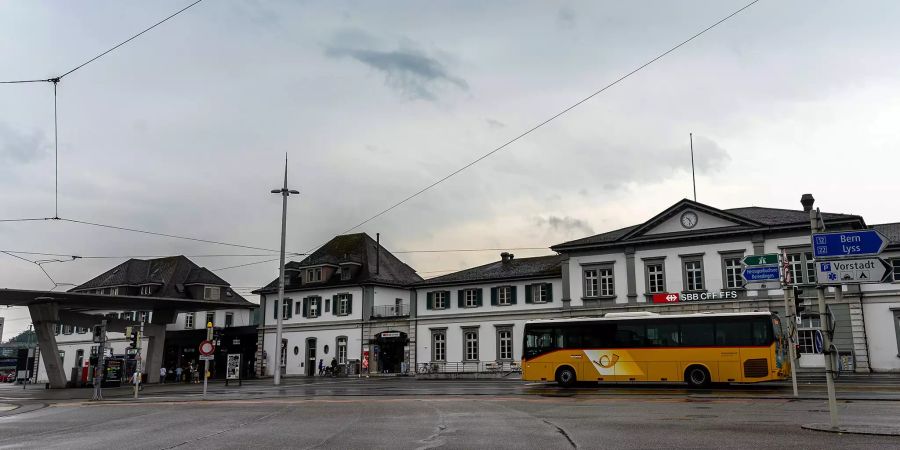 Der Bahnhofplatz und Bahnhof in Solothurn.