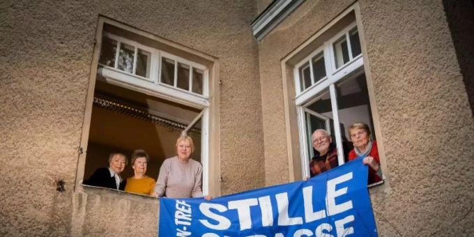 Elli Pomerenke (l-r), Ingrid Pilz, Margret Pollak, Peter Klotsche und Brigitte Klotsche, alle ehemalige Hausbesetzer, am Fenster der «Begegnungsstätte für Jung und Alt» in der Stille Strasse 10. Foto: Christoph Soeder/dpa Elli Pomerenke (l-r), Ingrid Pilz, Margret Pollak, Peter Klotsche und Brigitte Klotsche, alle ehemalige Hausbesetzer, am Fenster der «Begegnungsstätte für Jung und Alt» in der Stille Strasse 10. Foto: Christoph Soeder/dpa