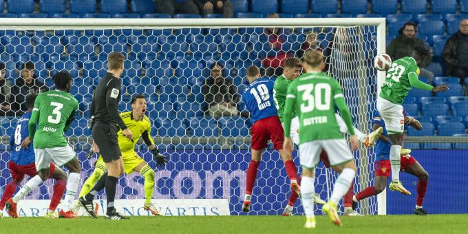 St. Gallens Élie Youan trifft zum 1:0 im Spiel gegen Basel. Youan FC BAsel